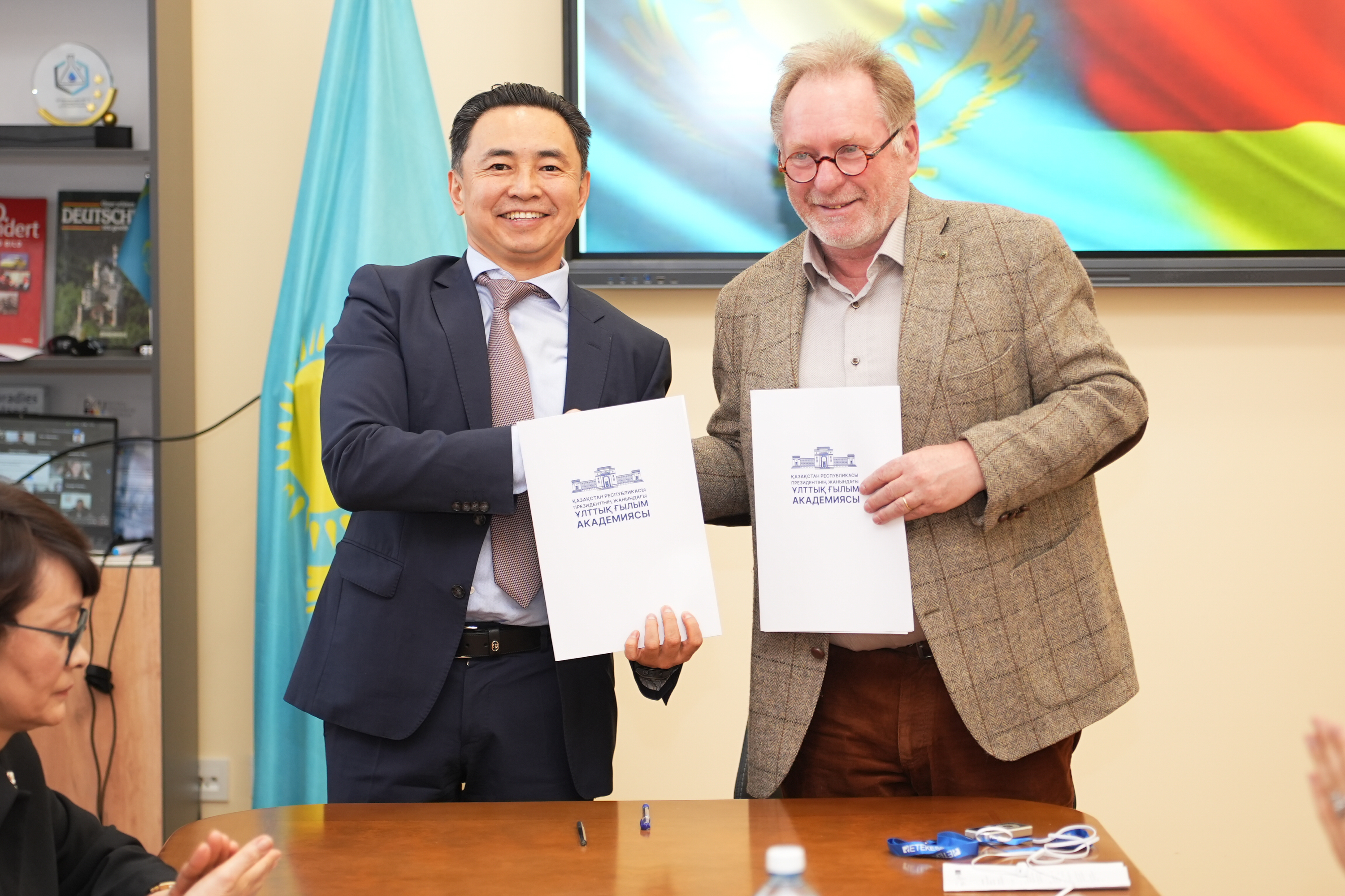 Қазақстанда «ExSoil & Smart Agriculture» өңірлік цифрлық ғылыми-ақпараттық платформа желісін құру бойынша алғашқы жиналыс өткізілді және ынтымақтастық туралы стратегиялық келісімге қол қойылды