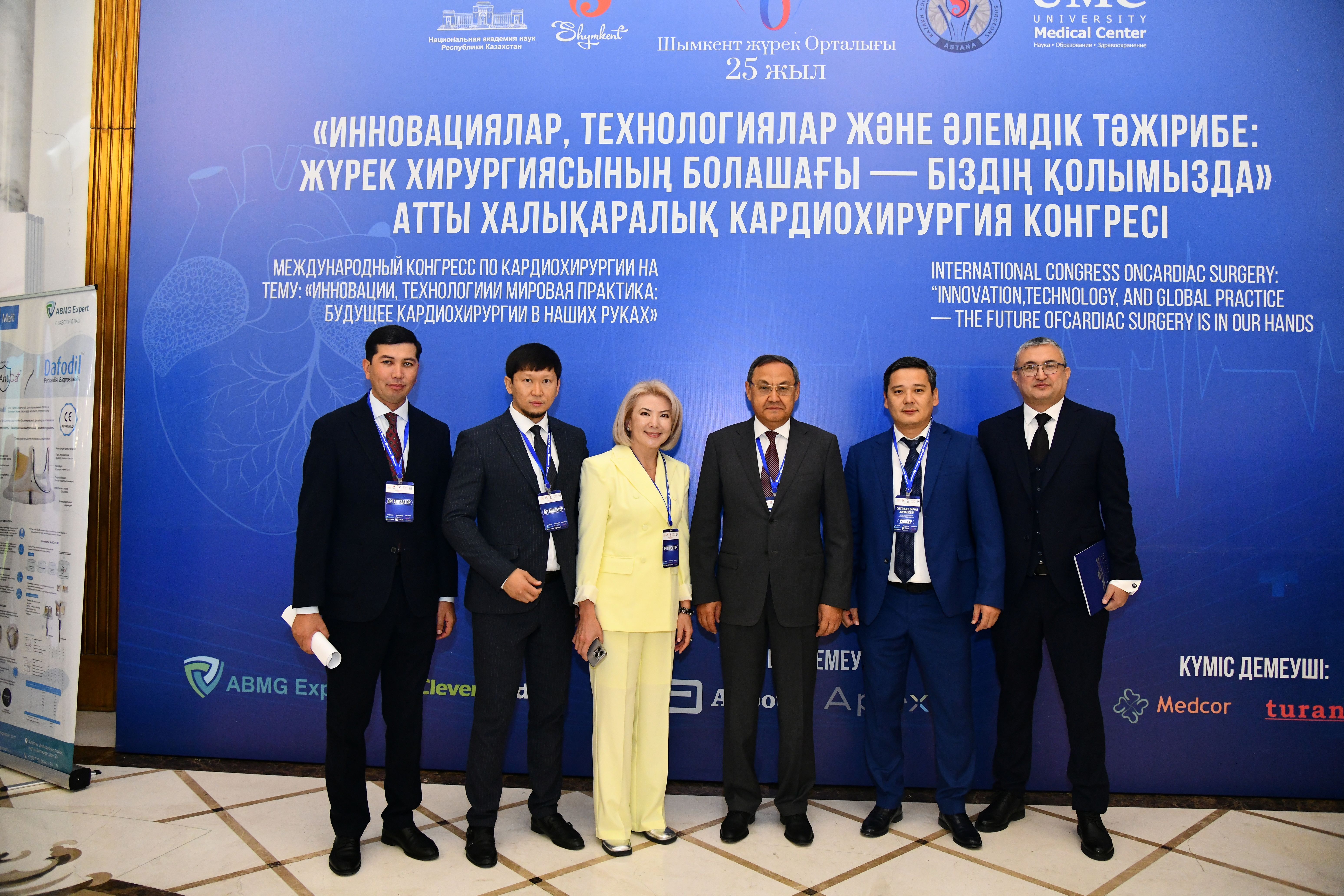 Мас орыс қызы желін сорып жатыр.