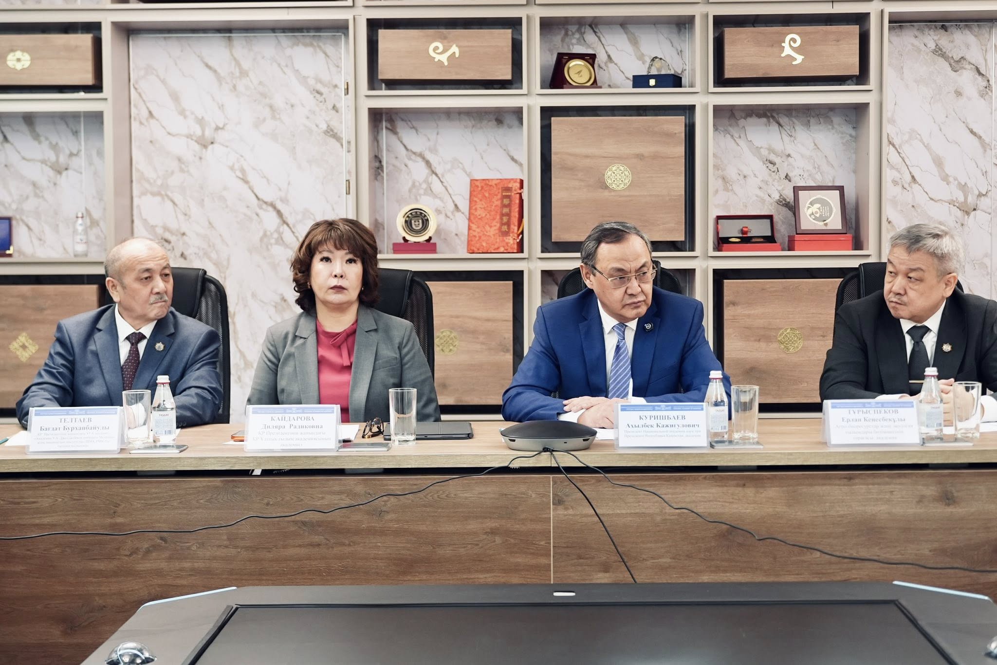 "КОНСТИТУЦИЯЛЫҚ РЕФОРМАДАҒЫ ҒЫЛЫМ МЕН ҚОҒАМНЫҢ РӨЛІ" ТАҚЫРЫБЫНДА ДӨҢГЕЛЕК ҮСТЕЛ ӨТТІ