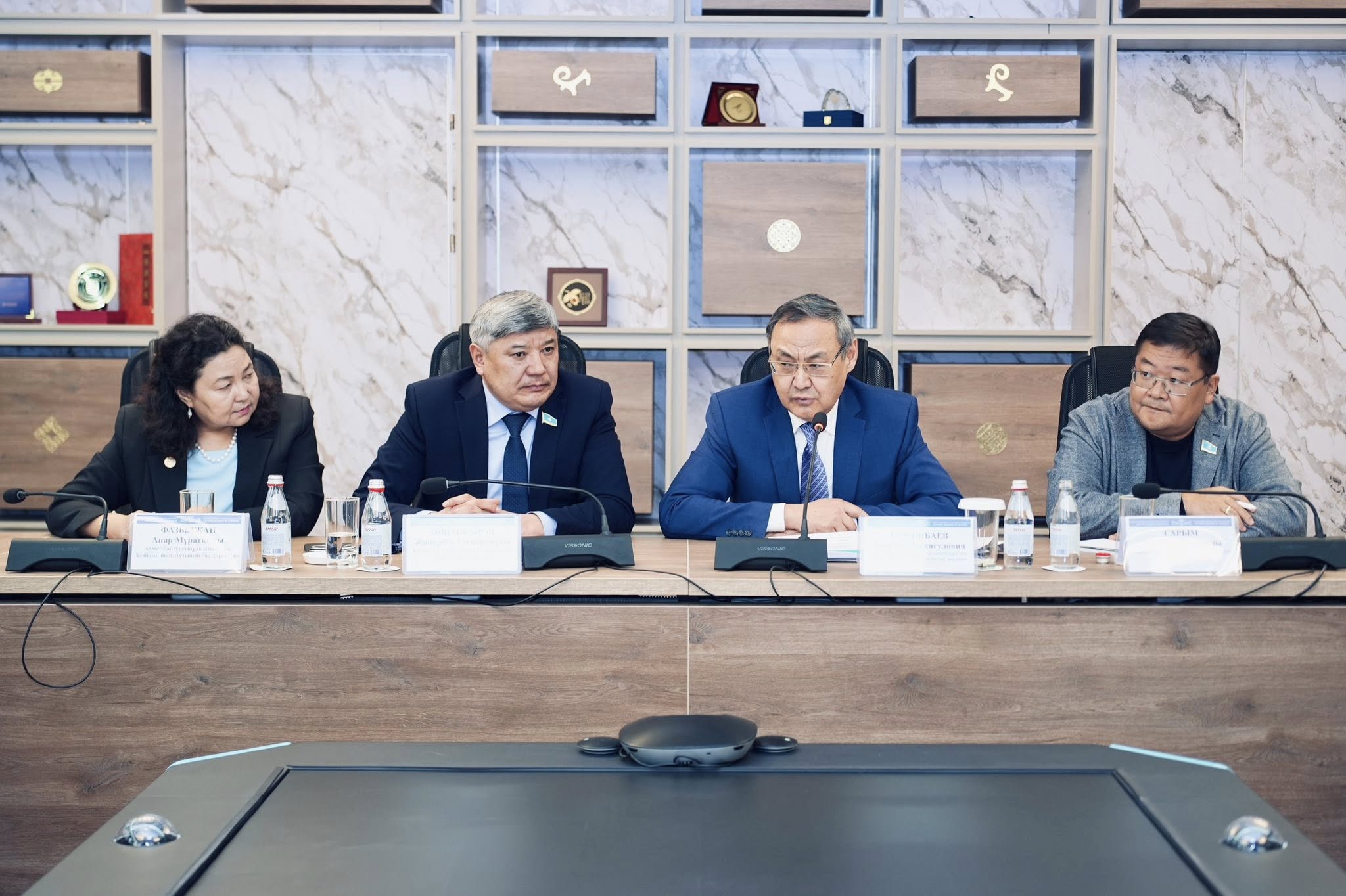 «КОНСТИТУЦИЯНЫ ЖҮЙЕЛІ ЖАҢҒЫРТУДЫҢ ҒЫЛЫМИ НЕГІЗДЕРІ» ТАҚЫРЫБЫНДА ДӨҢГЕЛЕК ҮСТЕЛ ӨТТІ