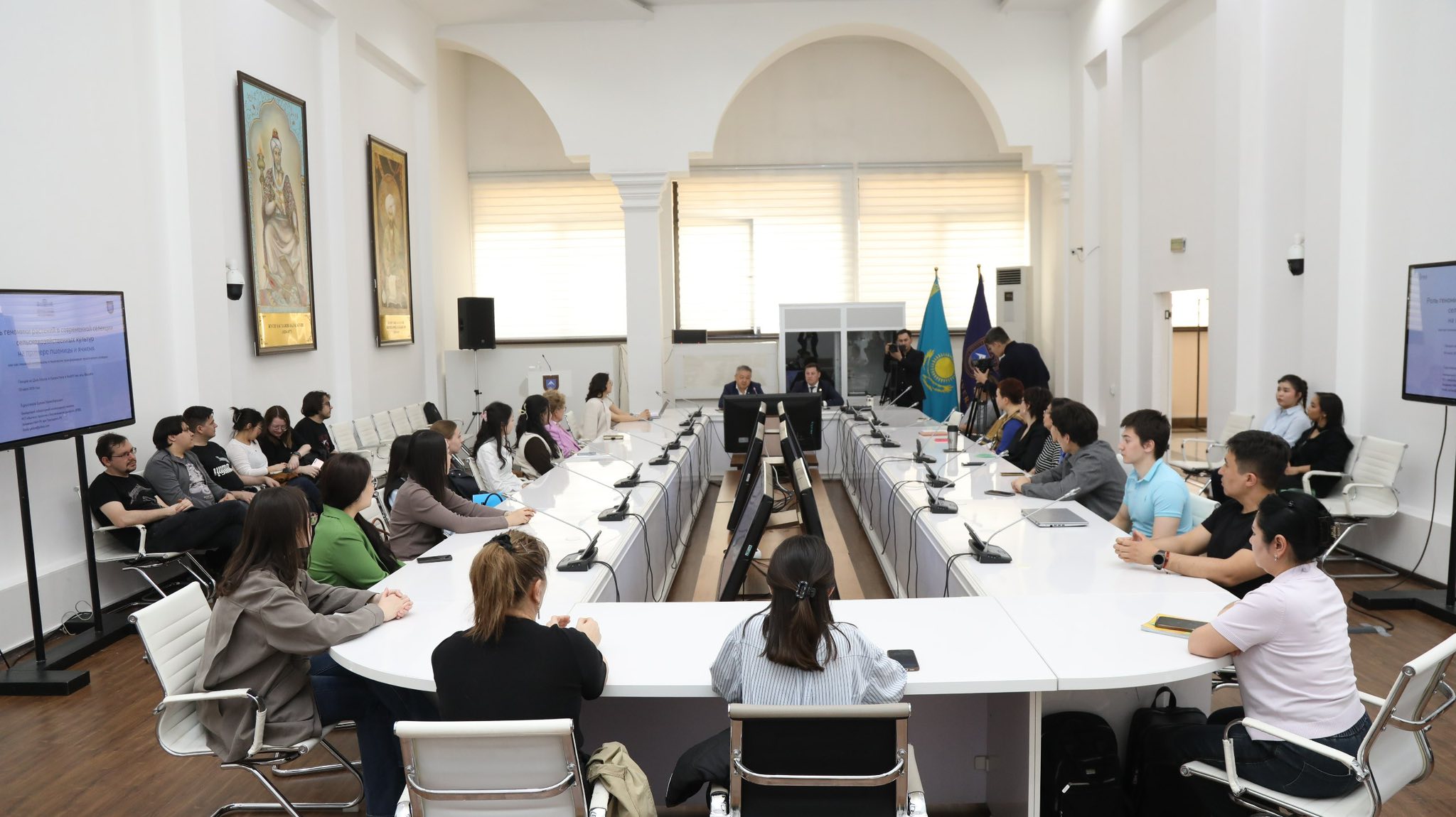 АКАДЕМИК ТУРУСПЕКОВ ЕРЛАН КЕНЕСБЕКОВИЧ ПРОЧИТАЛ ЛЕКЦИЮ МОЛОДЫМ УЧЕНЫМ НА ТЕМУ «РОЛЬ ГЕНОМИКИ РАСТЕНИЙ В СОВРЕМЕННОЙ СЕЛЕКЦИИ СЕЛЬСКОХОЗЯЙСТВЕННЫХ КУЛЬТУР