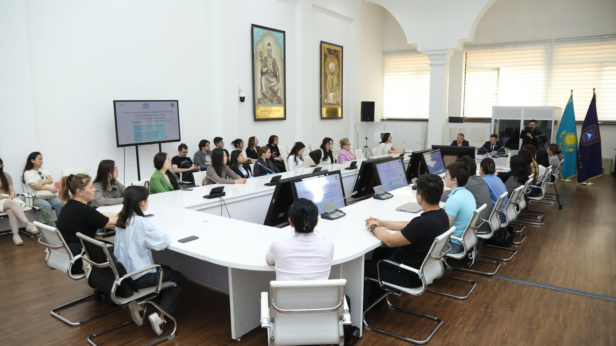 АКАДЕМИК ТУРУСПЕКОВ ЕРЛАН КЕНЕСБЕКОВИЧ ПРОЧИТАЛ ЛЕКЦИЮ МОЛОДЫМ УЧЕНЫМ НА ТЕМУ «РОЛЬ ГЕНОМИКИ РАСТЕНИЙ В СОВРЕМЕННОЙ СЕЛЕКЦИИ СЕЛЬСКОХОЗЯЙСТВЕННЫХ КУЛЬТУР