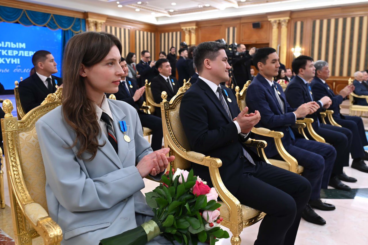 Президент кәсіби мереке қарсаңында ғылым саласында зор жетістікке жеткен және жоғары білімді дамытуға елеулі үлес қосқан ғалымдарды мемлекеттік наградалармен марапаттады