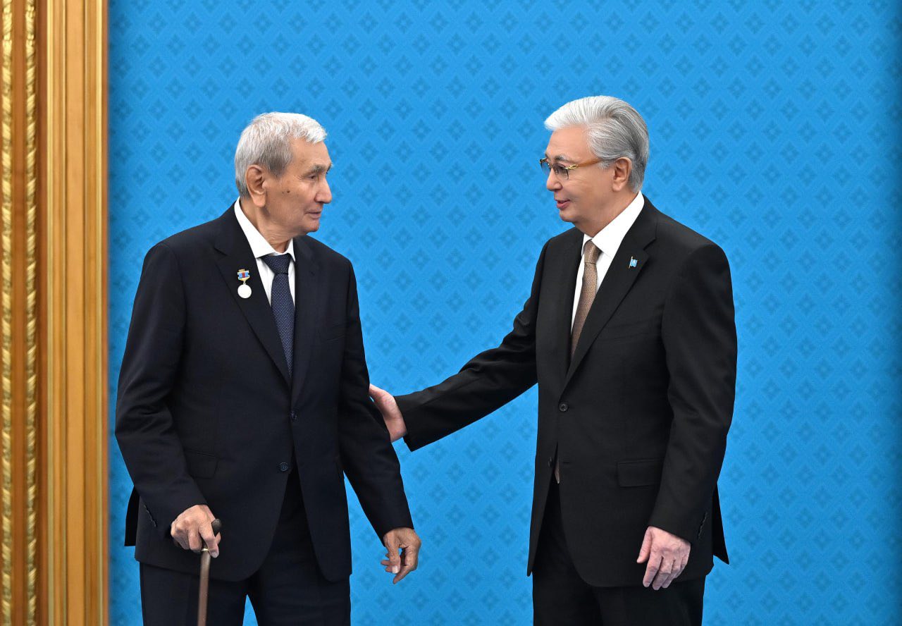 Президент кәсіби мереке қарсаңында ғылым саласында зор жетістікке жеткен және жоғары білімді дамытуға елеулі үлес қосқан ғалымдарды мемлекеттік наградалармен марапаттады